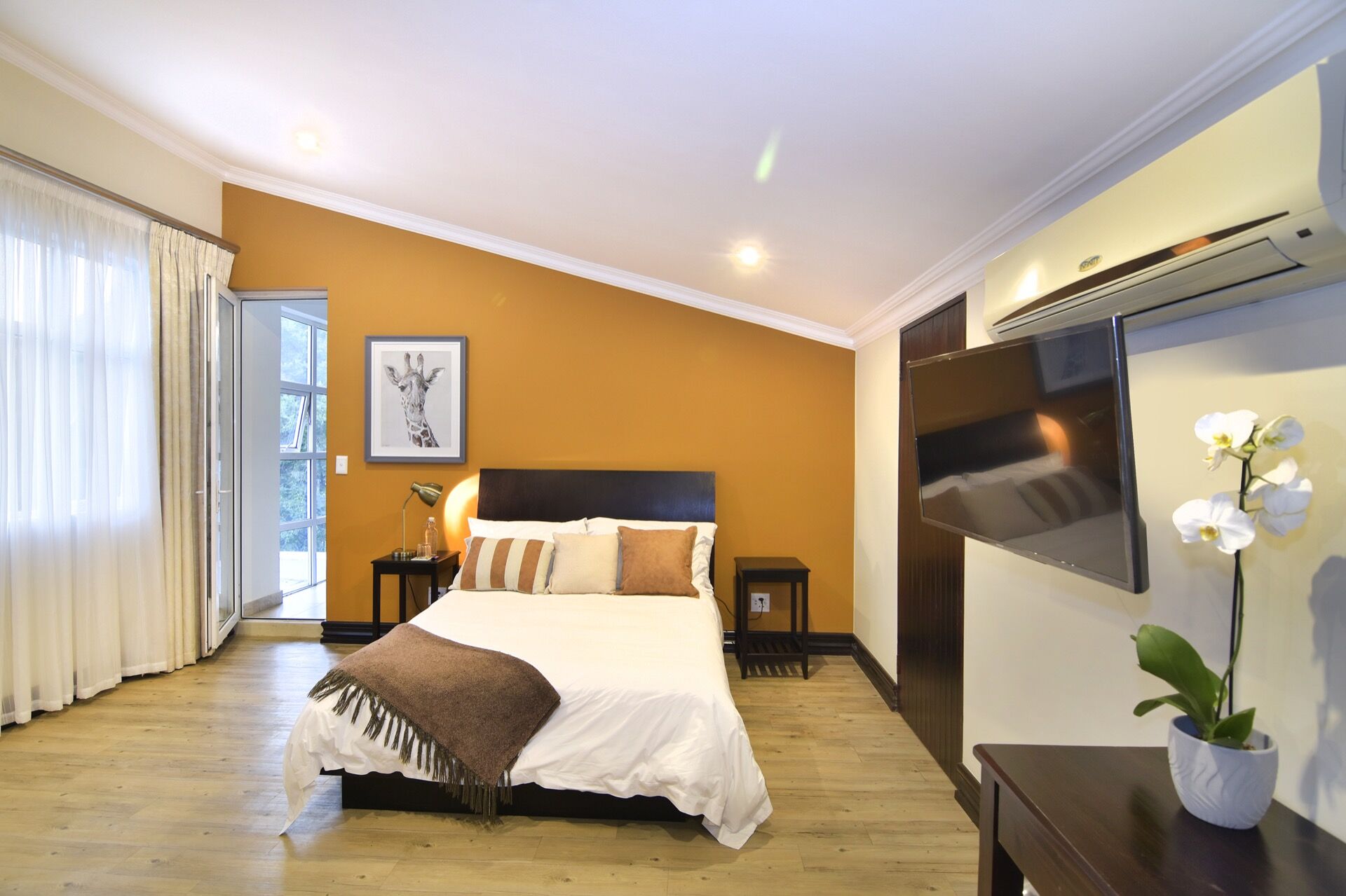 Giraffe Room — Superior Queen 2nd floor