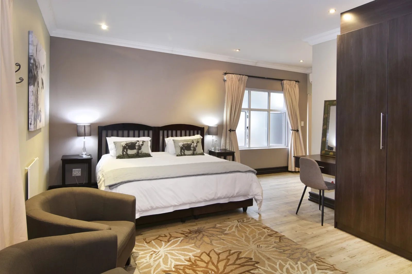 Nguni Room - pet-friendly with 60m2 private courtyard